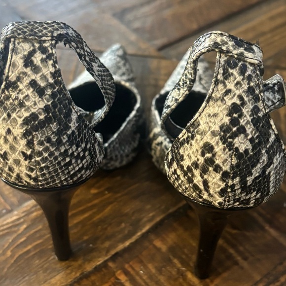 Colin Stuart heels black white
Snake Print Elegant Stilettos
Size  6 - Picture 4 of 6